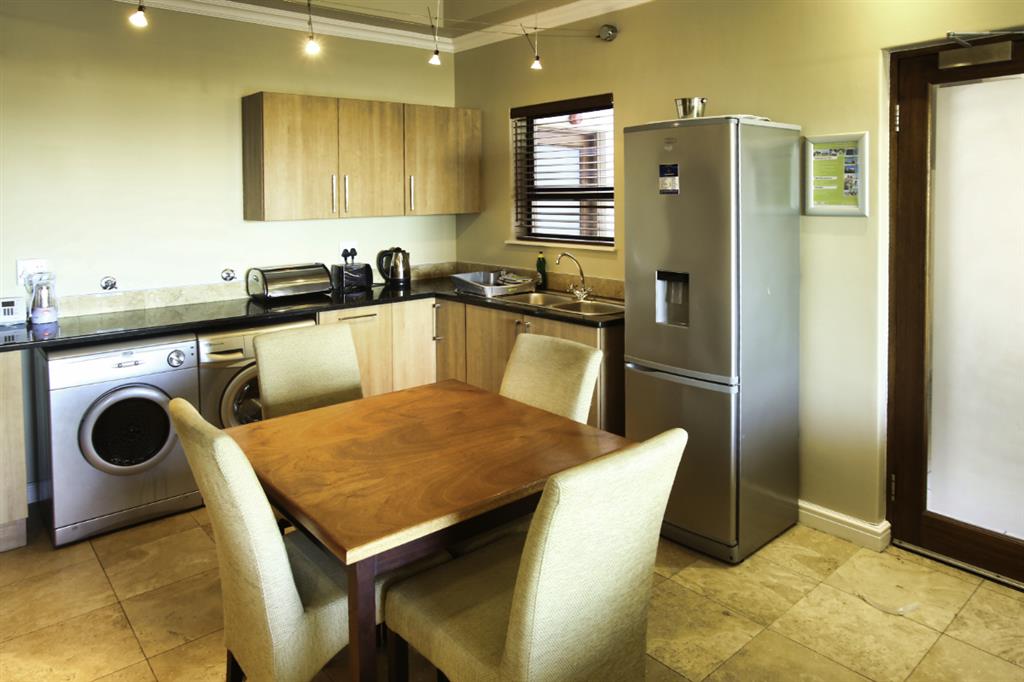 20220606_122548_E108_Kitchen_1